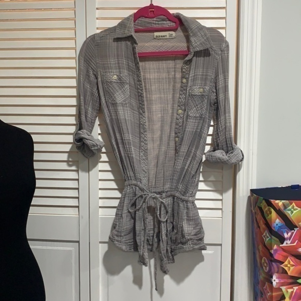 Old Navy Gray & white plaid flannel with waist tie